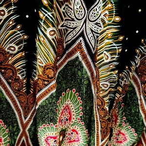 Intricate Patterned 100% Rayon Flowy Pleated Pants S/M